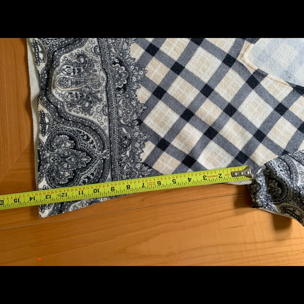 Neiman Marcus Cashmere top. - Picture 5 of 7